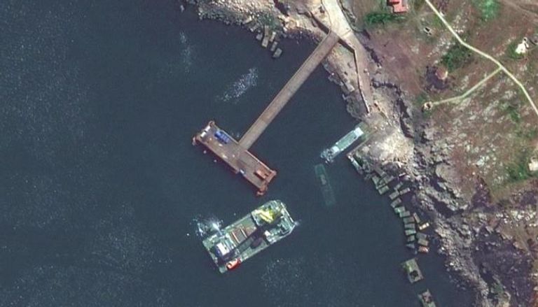 إحدى صور شركة ماكسار تظهر سفينة إنزال روسية بجزيرة الثعبان 