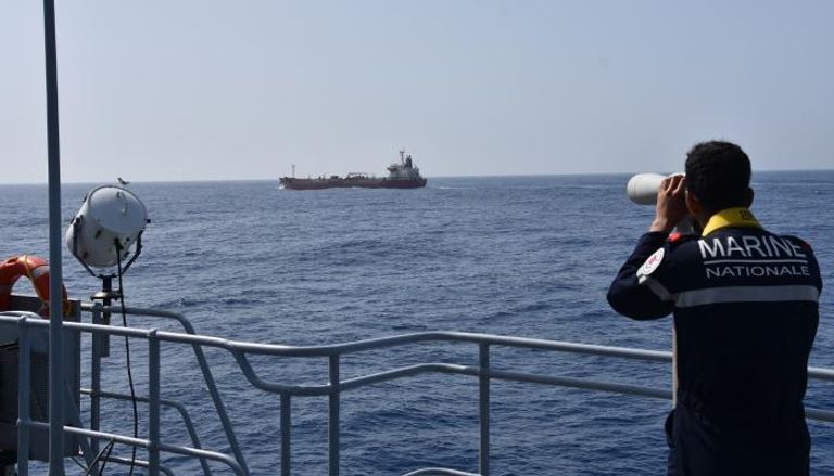 أحد أطقم عملية إيريني يراقب سفينة في المتوسط متجهة إلى ليبيا