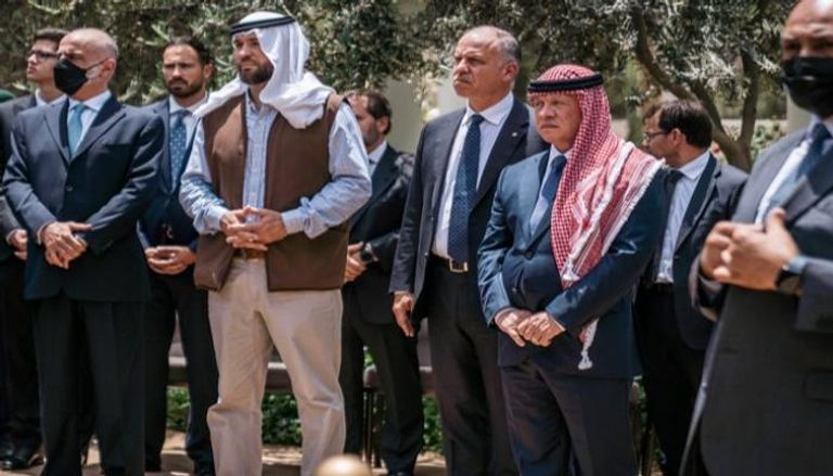 العاهل الأردني خلال تشييع جنازة والد الملكة رانيا العبدالله
