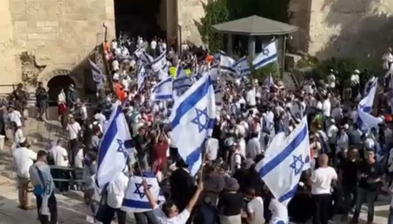 مئات اليمينيين الإسرائيليين في ساحة باب العامود بالقدس الشرقية