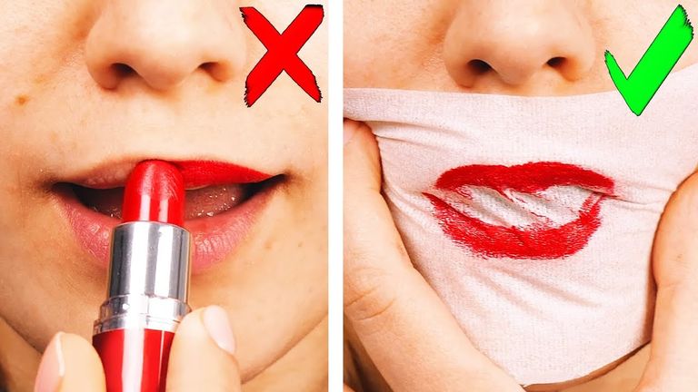 خدعة المنديل الورقي هي خطوتك النهائية للاحتفاظ بأحمر الشفاه