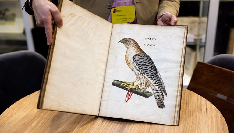 أحد الكتب القديمة والنادرة في معرض أبوظبي للكتاب