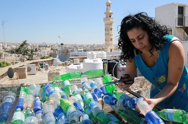ماريا نيسان مع أحد أعمالها