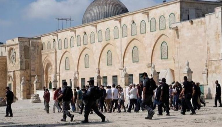 مستوطنون يقتحمون المسجد الأقصى في حماية الشرطة الإسرائيلية- أرشيفية