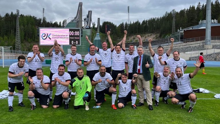 فريق المنتخب الألماني يحتفل بالفوز