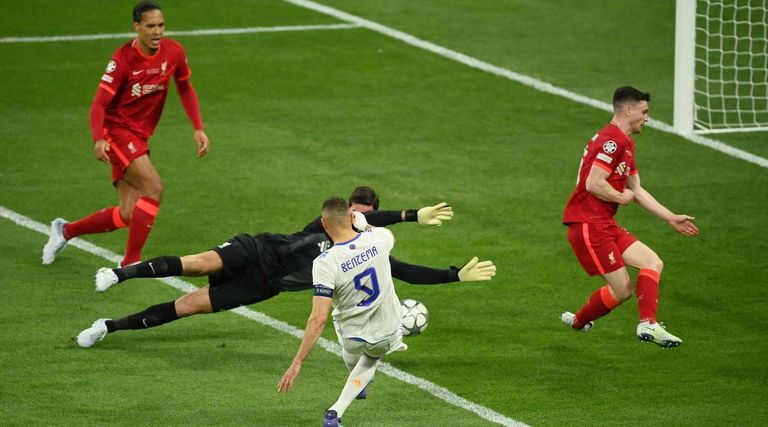 كورتوا أمام محمد صلاح نجم ليفربول