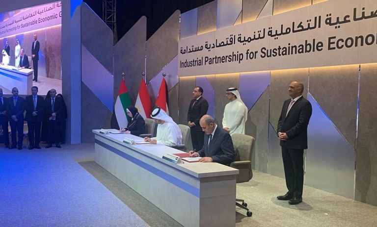 جانب من فعاليات توقيع الشراكة الصناعية بين الإمارات والأردن ومصر