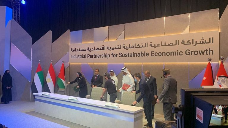جانب من فعاليات توقيع الشراكة الصناعية بين الإمارات والأردن ومصر