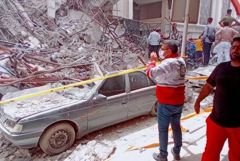 مبنى "متروبول" التجاري المنهار بمدينة آبادان جانب من الاحتجاجات في جنوب إيران