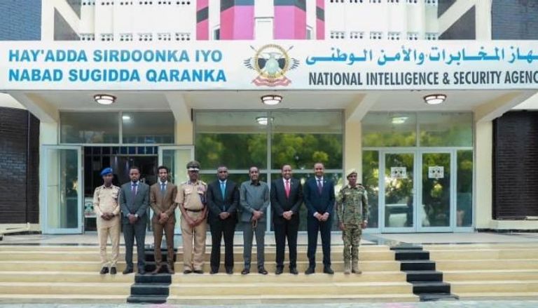 صورة جماعية لمسؤوليين صوماليين ورئيس جهاز المخابرات