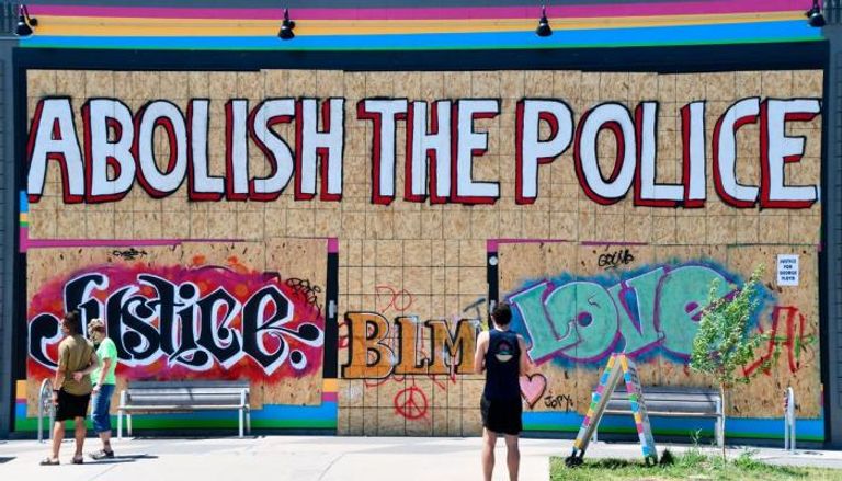 شعار حركة إلغاء الشرطة على جدار بولاية مينيسوتا الأمريكية