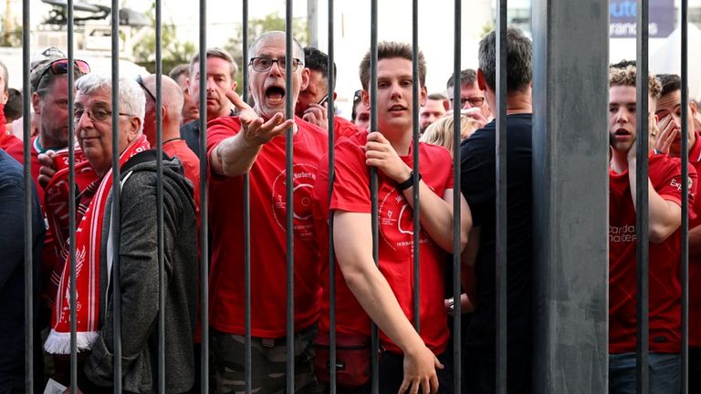 جماهير ليفربول خارج ملعب نهائي دوري أبطال أوروبا