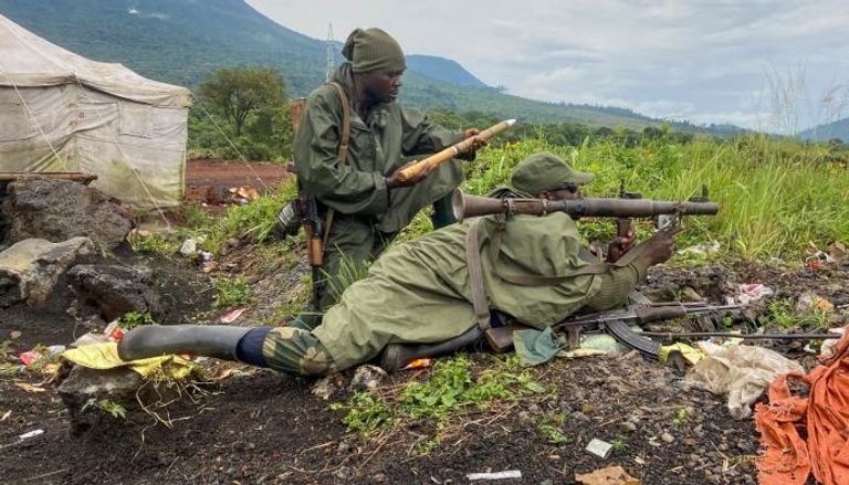 جنديان من القوات المسلحة لجمهورية الكونغو الديمقراطية قرب حدود رواندا