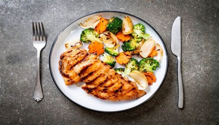 تناول الطعام في وقت متأخر ليلا يضر بصحة الجسم