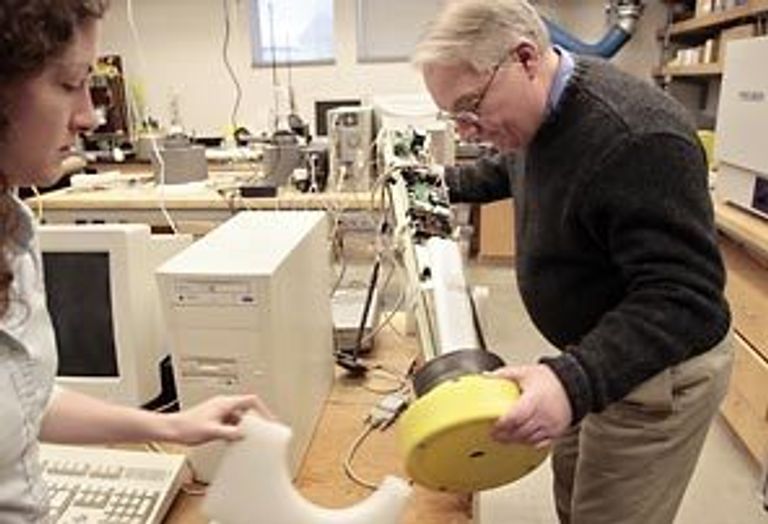 عوامة صوتية تطفو في المياه قبالة ساحل أوشن سيتي بولاية ماريلاند