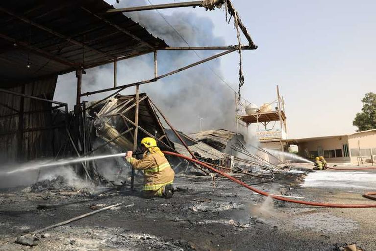 رجال الإطفاء أثناء مكافحة الحريق
