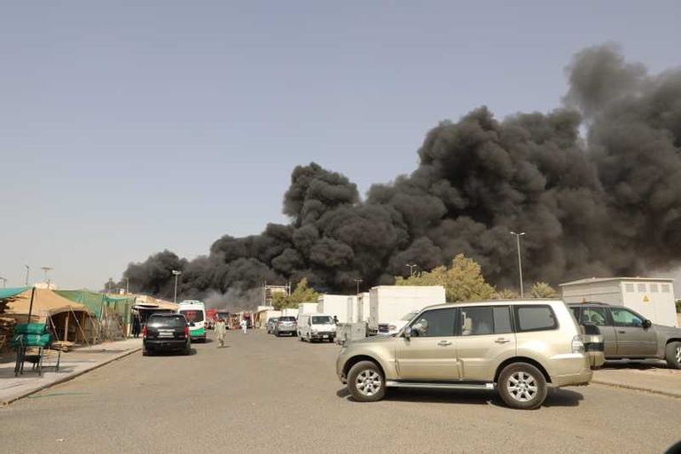 رجال الإطفاء أثناء مكافحة الحريق