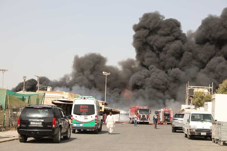 رجال الإطفاء أثناء مكافحة الحريق