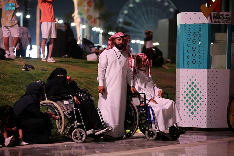 كبار السن يتمتعون بفعاليات موسم جدة 2022