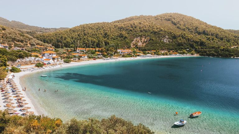 شاطئ بانورموس من أجمل أماكن السياحة في ميكونوس