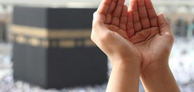 الدعاء أمام الكعبة المشرفة