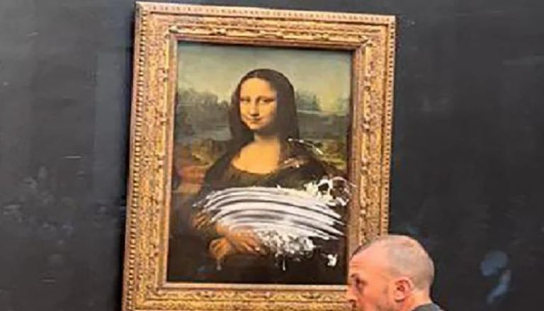 لوحة الموناليزا بمتحف اللوفر بالعاصمة الفرنسية باريس