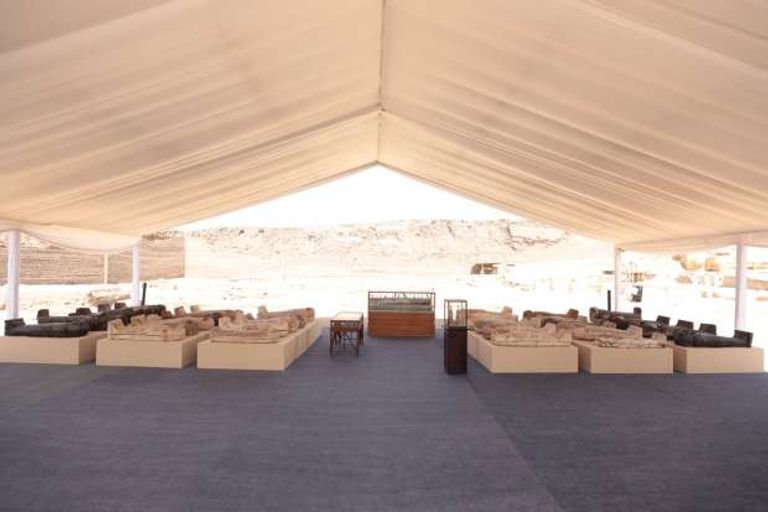 بعض التماثيل المكتشفة