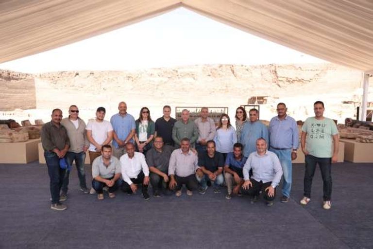 بعض التماثيل المكتشفة