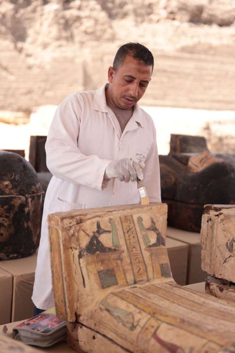 بعض التماثيل المكتشفة