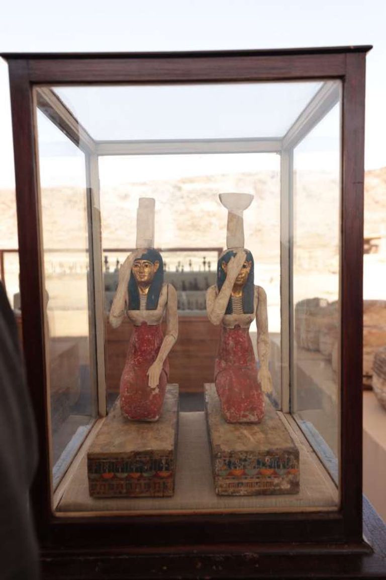 بعض التماثيل المكتشفة