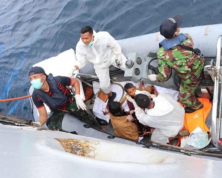 غرق عبارة في إندونيسيا