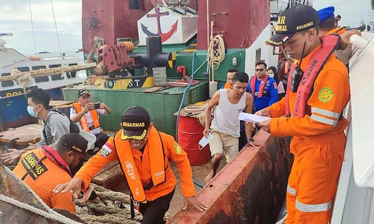 غرق عبارة في إندونيسيا