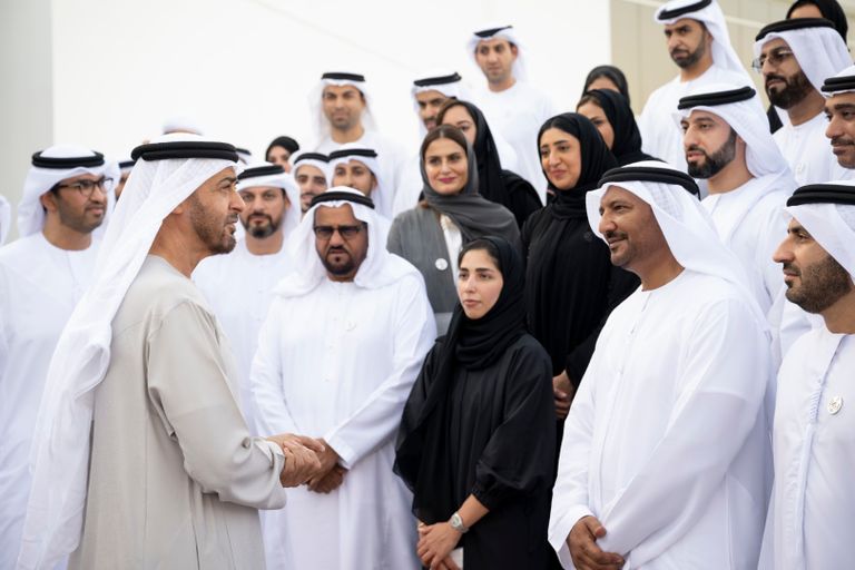 رئيس الإمارات يستقبل فريق عمل شركة أدنوك