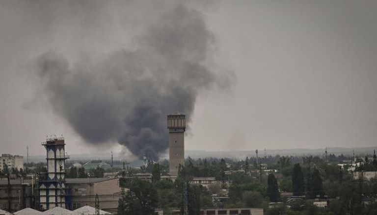 دخان القذائف وأثار المعارك في سيفيرودونتسك
