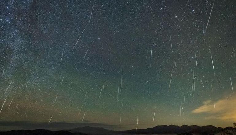 مركز الفلك الدولي التقط 1500 صورة من سماء الإمارات لزخة الشهب 
