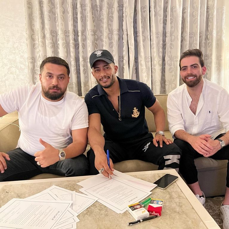 الفنان المصري محمد رمضان لحظة توقيع العقد