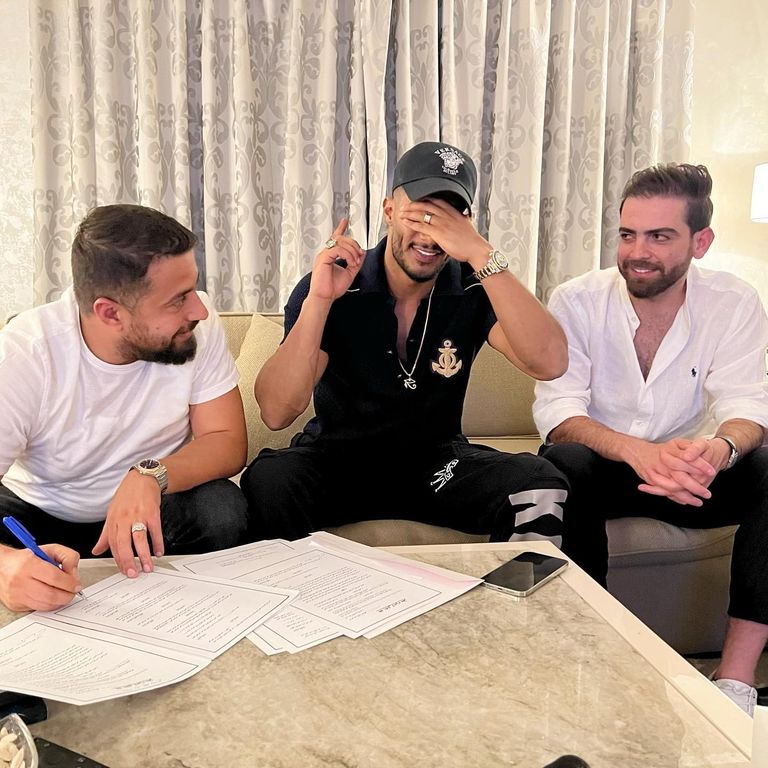 الفنان المصري محمد رمضان لحظة توقيع العقد