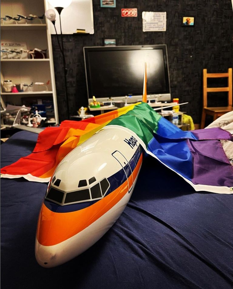 سارة رودو مع طائرتها ديكي