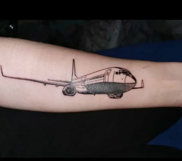 سارة رودو مع طائرتها ديكي