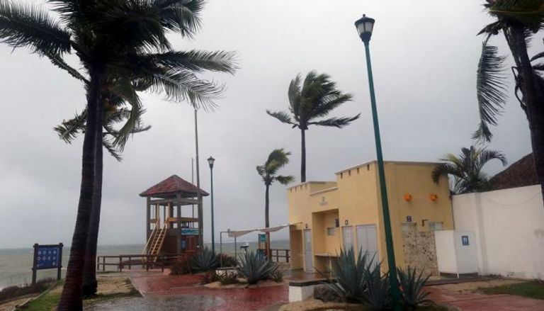 إعصار أجاتا يضرب المنتجعات الساحلية المكسيكية في المحيط الهادئ