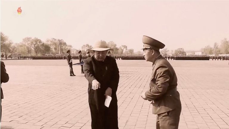 كيم يوضح للجنود كيفية حمل السلاح