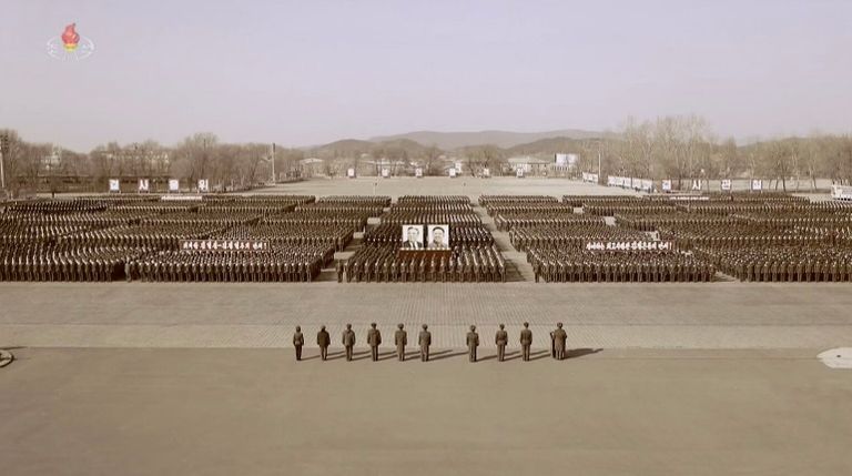 كيم يوضح للجنود كيفية حمل السلاح