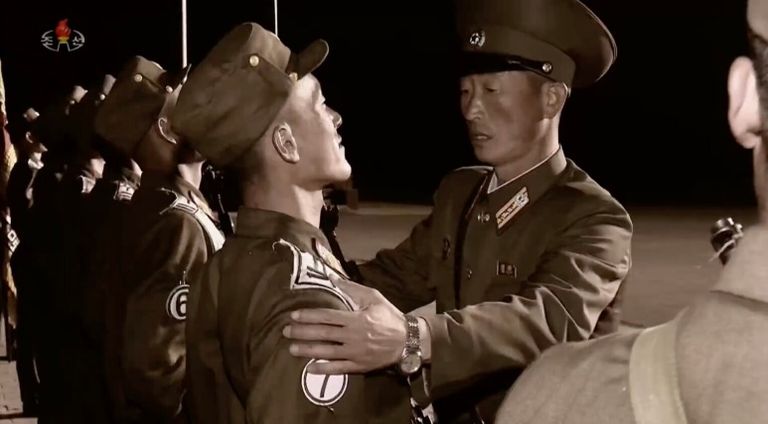 كيم يوضح للجنود كيفية حمل السلاح