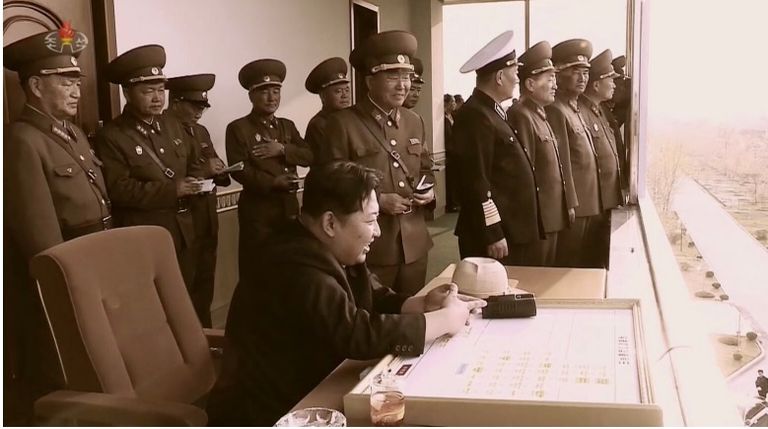 كيم يوضح للجنود كيفية حمل السلاح