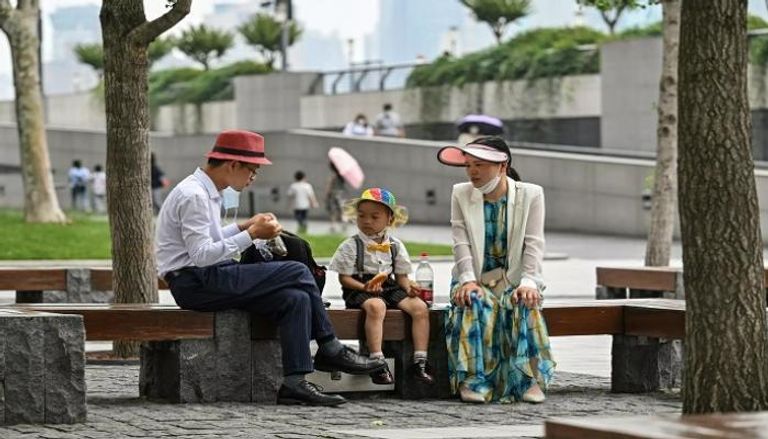 أسرة تجلس في إحدى حدائق شنغهاي