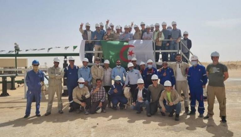 عمال جزائريون وتايلانديون خلال بدء تشغيل انتاج النفط الخام جنوبي الجزائر