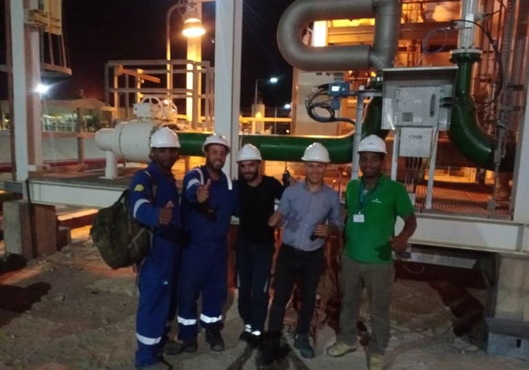 عمال جزائريون وتايلانديون خلال بدء تشغيل انتاج النفط الخام جنوبي الجزائر عمال جزائريون وتايلانديون خلال بدء تشغيل انتاج النفط الخام جنوبي الجزائر