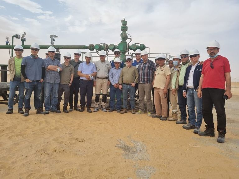 عمال جزائريون وتايلانديون خلال بدء تشغيل انتاج النفط الخام جنوبي الجزائر عمال جزائريون وتايلانديون خلال بدء تشغيل انتاج النفط الخام جنوبي الجزائر