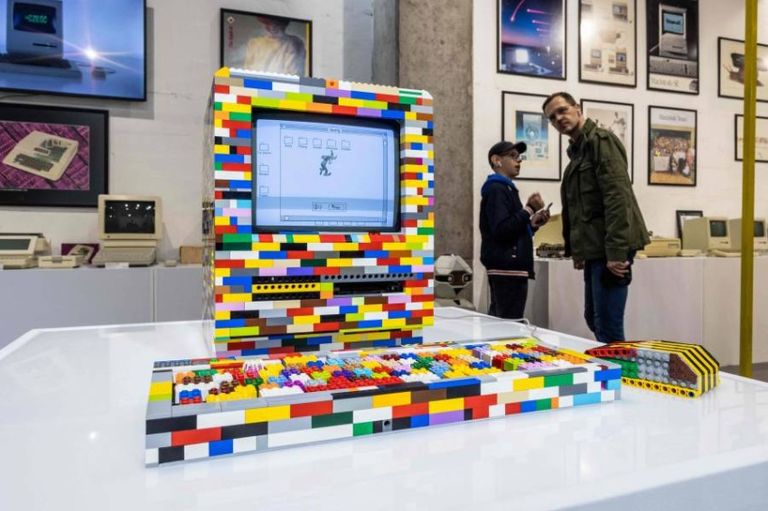 متحف أبل.. تاريخ "التفاحة" البدائي منذ عهد "الكمبيوتر الخشبي" أحد معروضات متحف أبل