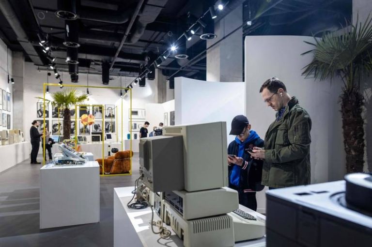 متحف أبل.. تاريخ "التفاحة" البدائي منذ عهد "الكمبيوتر الخشبي" أحد معروضات متحف أبل